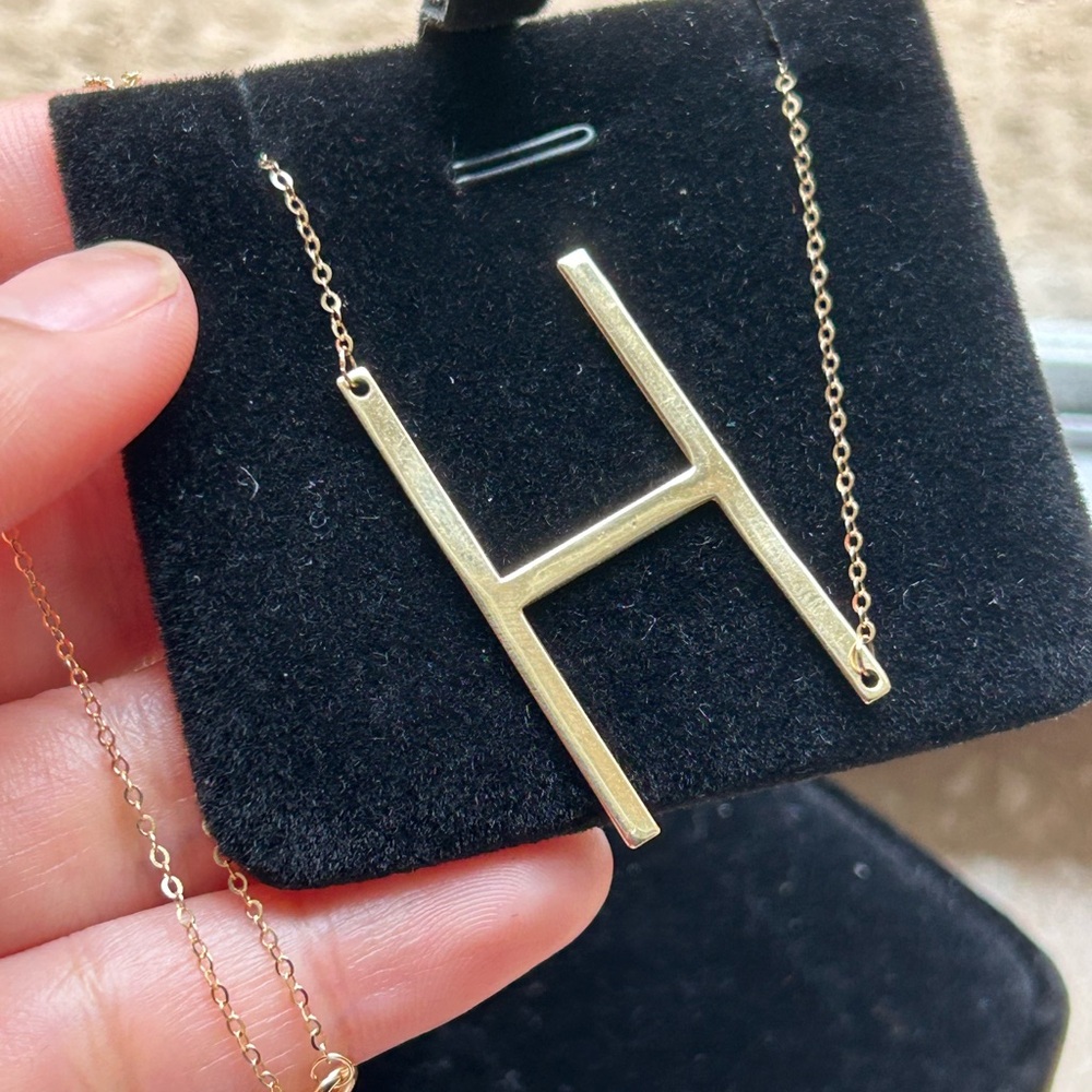 SALE‼️ 18 KARAT REAL GOLD H initial necklace 18 inches - Picture 3 of 10